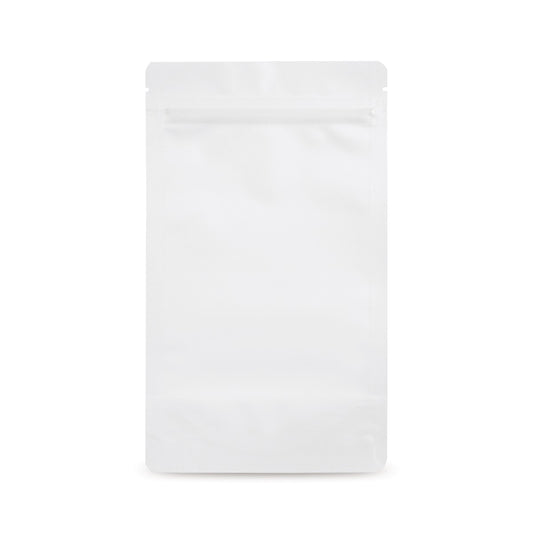 Sachet doypack blanc mat — vue détaillée dans une application d'emballage typique avec exemple de contenu