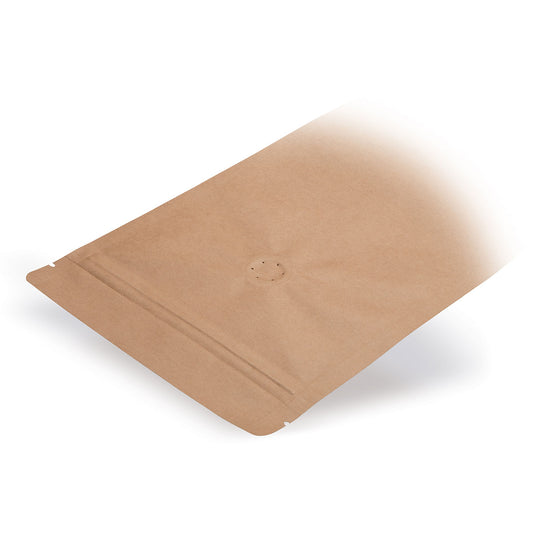 Sachet doypack papier kraft avec valve d'arôme — vue détaillée dans une application d'emballage typique avec exemple de contenu