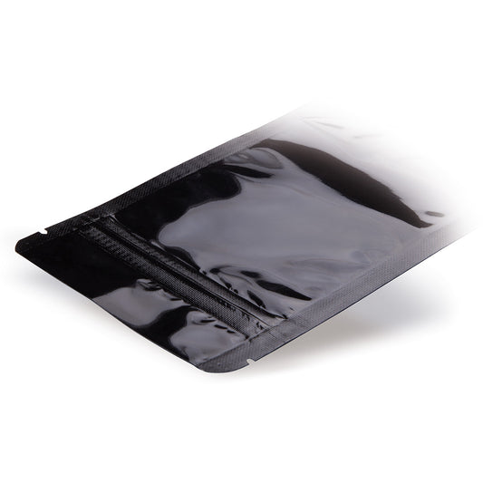 Sachet doypack noir — détail du matériau axé sur l'épaisseur du film et la qualité de finition