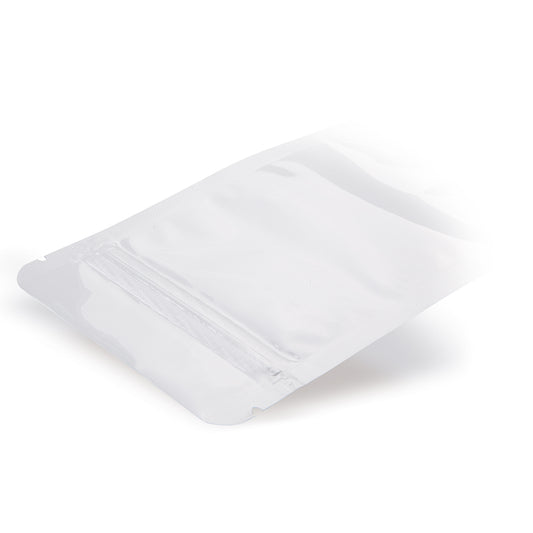Sachet doypack blanc — vue détaillée dans une application d'emballage typique avec exemple de contenu