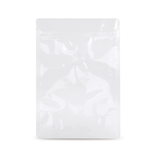 Sachet doypack blanc avec valve d'arôme — vue détaillée dans une application d'emballage typique avec exemple de contenu